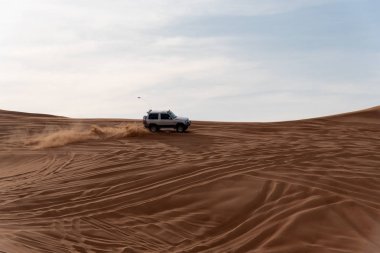 Büyük kırmızı ve pembe Rock, Sharjah, Birleşik Arap Emirlikleri, 28 Aralık 2018, Off-Road'a benziyor Birlesik Arab Emirligi ülkesindeki en cazibe biridir ve bu alan yolcular off tarafından en çok ziyaret edilen yer biridir