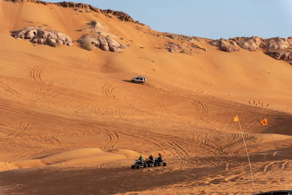 Büyük kırmızı ve pembe Rock, Sharjah, Birleşik Arap Emirlikleri, 28 Aralık 2018, Off-Road'a benziyor Birlesik Arab Emirligi ülkesindeki en cazibe biridir ve bu alan yolcular off tarafından en çok ziyaret edilen yer biridir