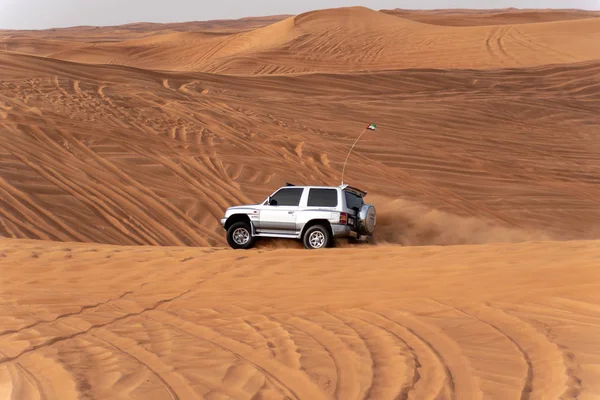 Büyük kırmızı ve pembe Rock, Sharjah, Birleşik Arap Emirlikleri, 28 Aralık 2018, Off-Road'a benziyor Birlesik Arab Emirligi ülkesindeki en cazibe biridir ve bu alan yolcular off tarafından en çok ziyaret edilen yer biridir