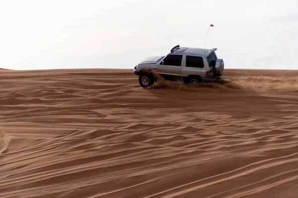 Büyük kırmızı ve pembe Rock, Sharjah, Birleşik Arap Emirlikleri, 28 Aralık 2018, Off-Road'a benziyor Birlesik Arab Emirligi ülkesindeki en cazibe biridir ve bu alan yolcular off tarafından en çok ziyaret edilen yer biridir