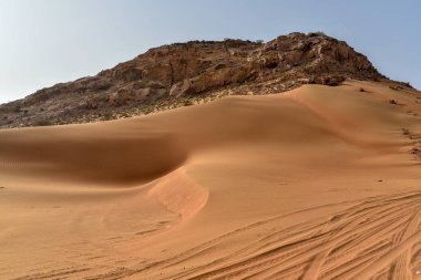 Pembe Rock, Sharjah çöl alanı, Off-Road'a benziyor, dune dayak ve kapalı yolcular tarafından macera için en çok ziyaret edilen yerlerden biri