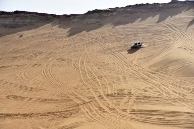 Etrafında pembe Rock, Sharjah, Birleşik Arap Emirlikleri, 22 Şubat 2019, Off-Road'a benziyor bir Birleşik Arap Emirlikleri'daki en cazibe ve pembe Rock en ziyaret yer 4 x 4 Kulübü tarafından