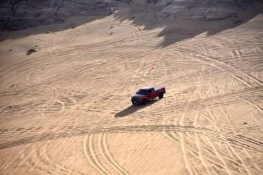 Etrafında pembe Rock, Sharjah, Birleşik Arap Emirlikleri, 22 Şubat 2019, Off-Road'a benziyor bir Birleşik Arap Emirlikleri'daki en cazibe ve pembe Rock en ziyaret yer 4 x 4 Kulübü tarafından