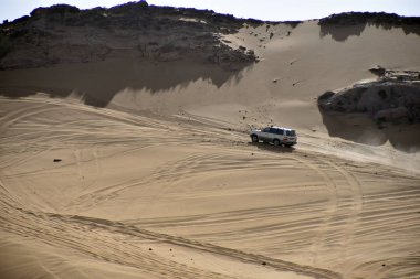 Etrafında pembe Rock, Sharjah, Birleşik Arap Emirlikleri, 22 Şubat 2019, Off-Road'a benziyor bir Birleşik Arap Emirlikleri'daki en cazibe ve pembe Rock en ziyaret yer 4 x 4 Kulübü tarafından