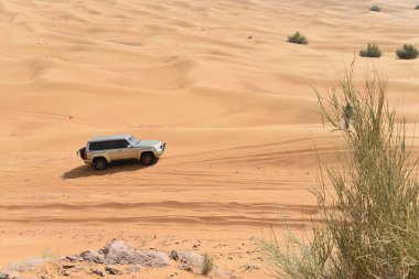 Etrafında pembe Rock, Sharjah, Birleşik Arap Emirlikleri, 22 Şubat 2019, Off-Road'a benziyor bir Birleşik Arap Emirlikleri'daki en cazibe ve pembe Rock en ziyaret yer 4 x 4 Kulübü tarafından