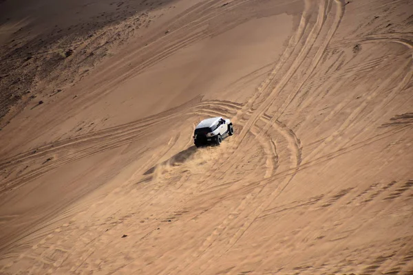 Etrafında Pembe Rock Sharjah Birleşik Arap Emirlikleri Şubat 2019 Road — Stok fotoğraf