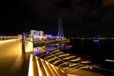 Dubai Yat Limanı ve Jume Bluewaters adaya Dubai şehir silüetinin manzaraya