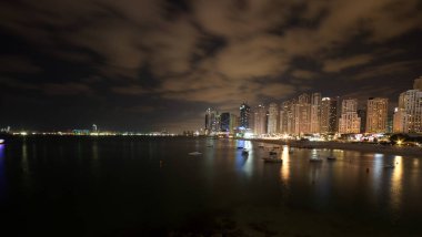 Dubai Yat Limanı ve Jume Bluewaters adaya Dubai şehir silüetinin manzaraya