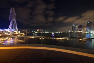 Dubai Yat Limanı ve Jume Bluewaters adaya Dubai şehir silüetinin manzaraya