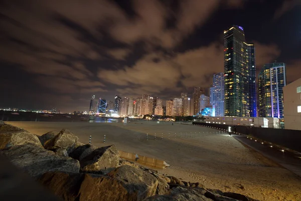 De Skyline van Dubai uitzicht op Bluewaters Island Dubai Marina en Jume — Stockfoto