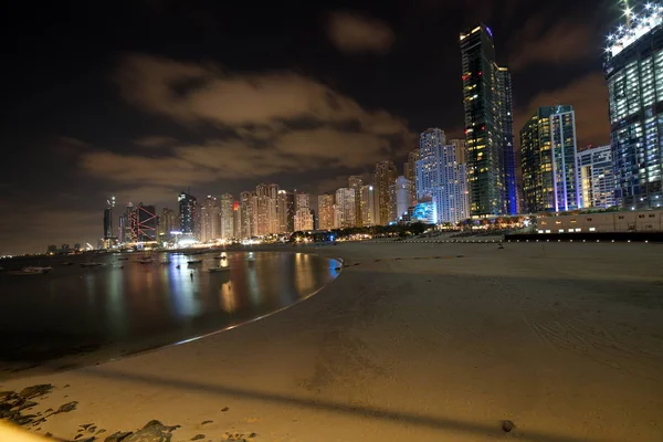 De Skyline van Dubai uitzicht op Bluewaters Island Dubai Marina en Jume — Stockfoto