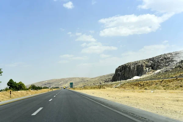 Vista del camino antes de Shiraz, provincia de Fars, Irán — Foto de Stock