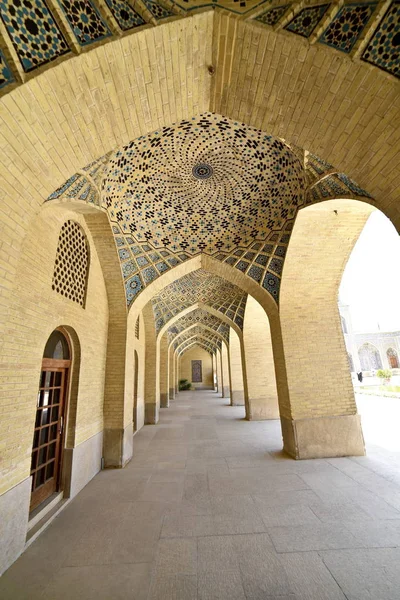 나시르 올 몰크 모스크 또는 핑크 모스크, 쉬라즈, 파르스 주, 이란 — 스톡 사진