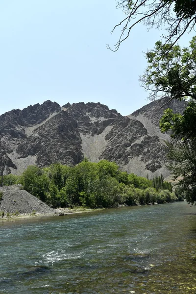 Vista de Zayandeh rood (Zayanderud), Esfahan, Irã no dia — Fotografia de Stock