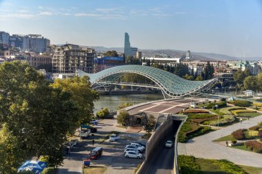 Gürcistan 'da sonbaharda eski Tiflis şehri manzarası,