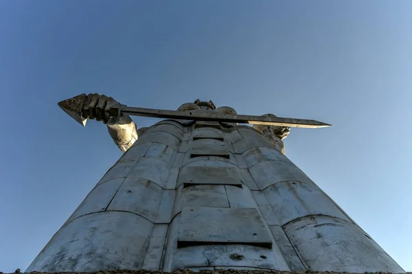 Sololaki tepelerinin tepesinde Kartlis Deda ya da Gürcistan 'ın annesi — Stok fotoğraf