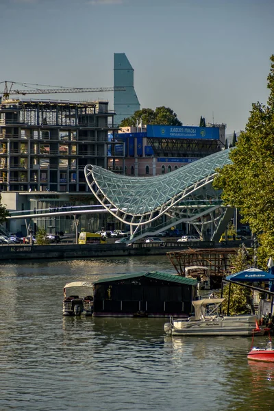 Stadsutsikt över den gamla Tbilisi i höst, Republiken Georgien, — Stockfoto