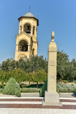 Tiflis 'in Kutsal Üçlü Katedrali' nin (Sameba) manzarası