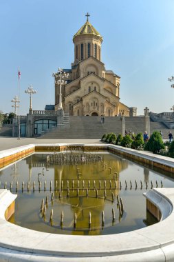 Tiflis 'in Kutsal Üçlü Katedrali' nin (Sameba) manzarası
