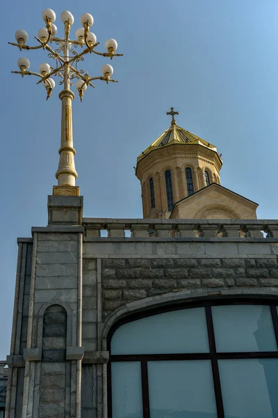 Around view of The Holy Trinity Cathedral of Tbilisi (Sameba) an — Stock Photo, Image