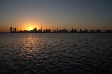 Dubai 'den Dubai Creek Limanı ve Dubai Kanalı' ndan şehir merkezine ve İş Körfezi 'ne, Birleşik Arap Emirlikleri' ne
