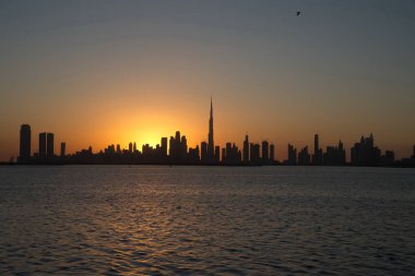 Dubai 'den Dubai Creek Limanı ve Dubai Kanalı' ndan şehir merkezine ve İş Körfezi 'ne, Birleşik Arap Emirlikleri' ne
