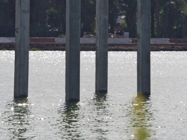 Nehirde beton yığınları