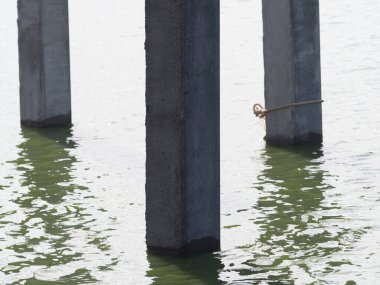 Nehirde beton yığınları