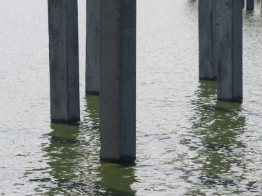 Nehirde beton yığınları