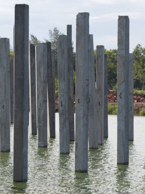 Nehirde beton yığınları