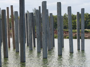 Nehirde beton yığınları