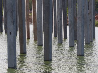 Nehirde beton yığınları