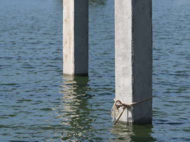 Nehirde beton yığınları