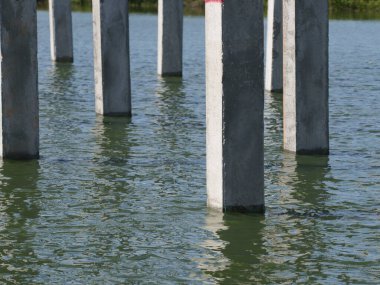 Nehirde beton yığınları