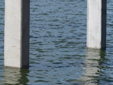 Nehirde beton yığınları