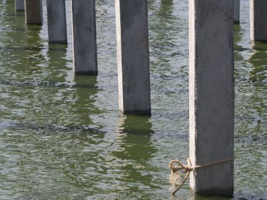 Nehirde beton yığınları