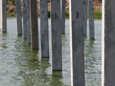 Nehirde beton yığınları