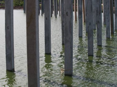 Nehirde beton yığınları