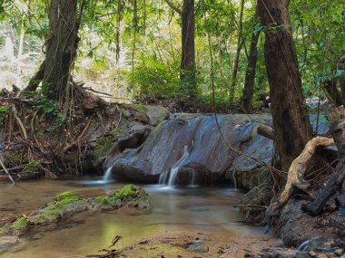 Kurak mevsimde Phurin Şelalesi kurur.