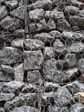 Gabion duvarı yolların ve nehirlerin çökmesini engelliyor.