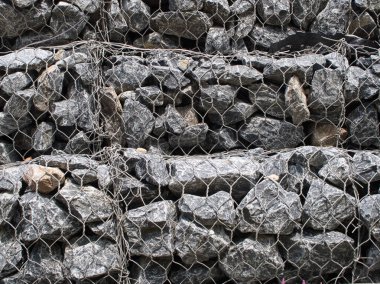 Gabion duvarı yolların ve nehirlerin çökmesini engelliyor.