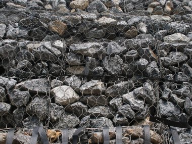 Gabion duvarı yolların ve nehirlerin çökmesini engelliyor.