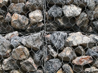 Gabion duvarı yolların ve nehirlerin çökmesini engelliyor.