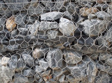Gabion duvarı yolların ve nehirlerin çökmesini engelliyor.