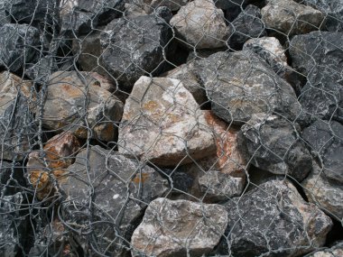 Gabion duvarı yolların ve nehirlerin çökmesini engelliyor.