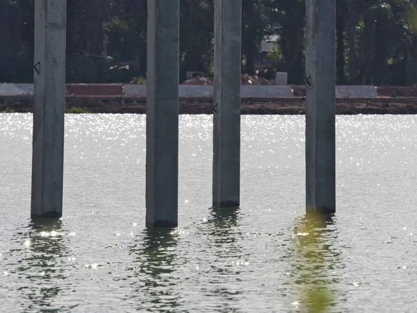 Nehirde beton yığınları