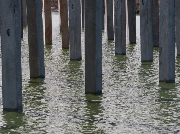 Nehirde beton yığınları