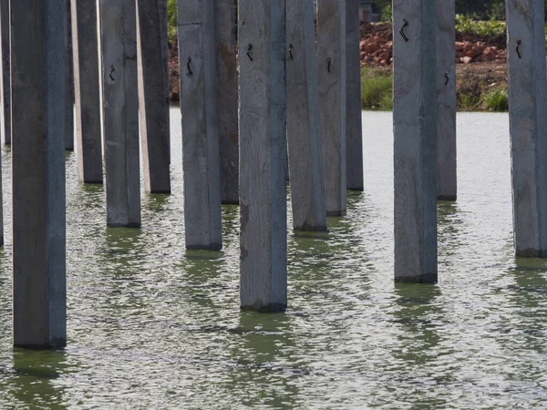 Nehirde beton yığınları