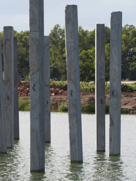 Nehirde beton yığınları