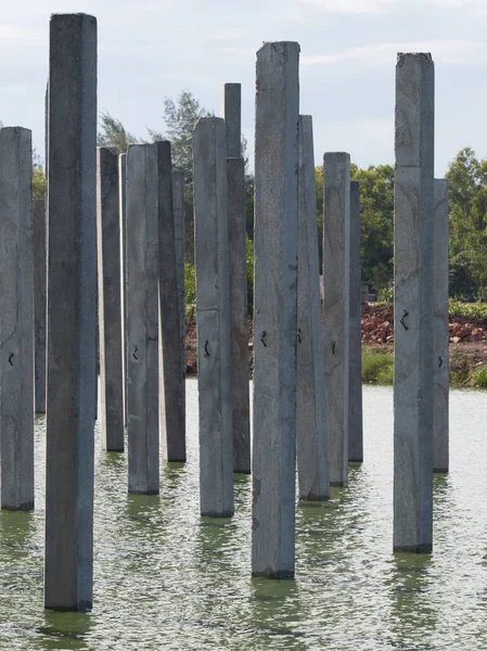 Nehirde beton yığınları